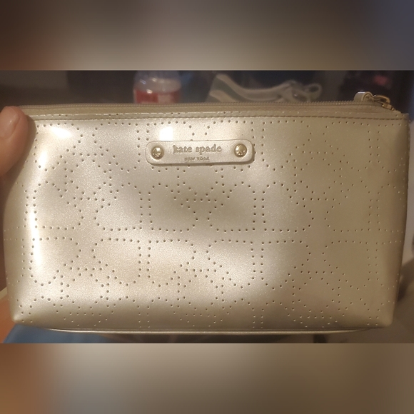 Kate Spade Little Shiloh Metro Spade Case. - Picture 3 of 13